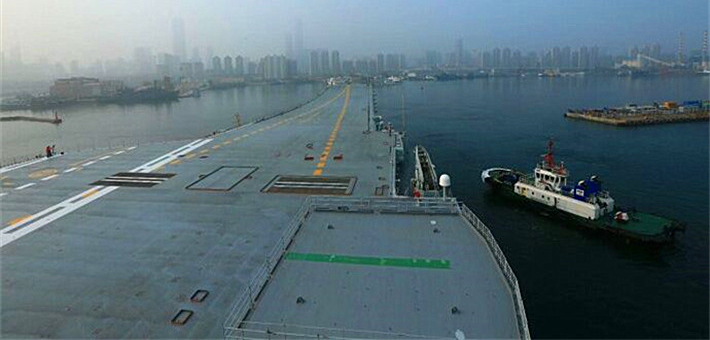 央视直播我国产航母离港开展海试(视频)