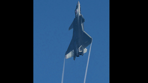 J20大仰角垂直爬升