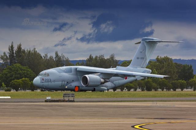 日本c-2运输机首访澳大利亚