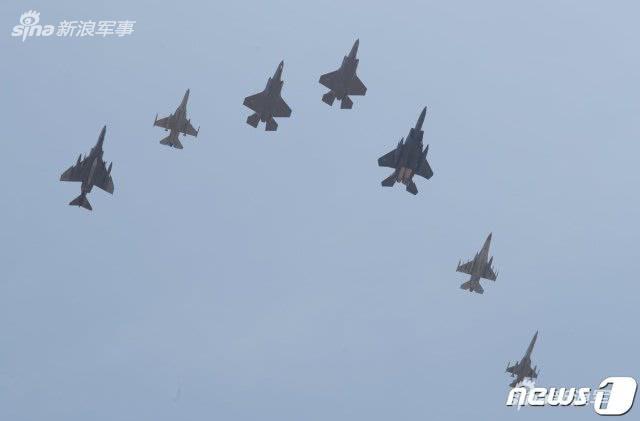 首批两架F35抵达韩国加入韩军