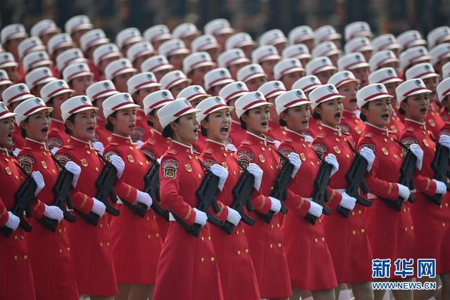 身高1米81配高筒靴:国庆阅兵女民兵方队颜值超高