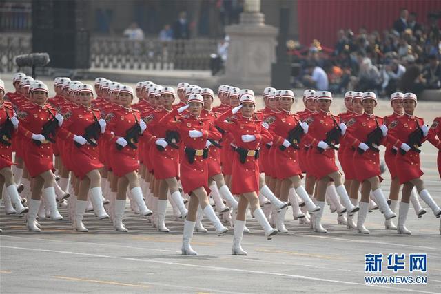 身高1米81配高筒靴:国庆阅兵女民兵方队颜值超高