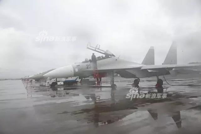 东海手术刀!解放军苏30拦截美军机做桶滚动作