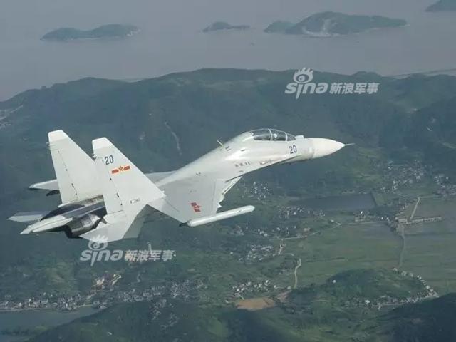 东海手术刀!解放军苏30拦截美军机做桶滚动作