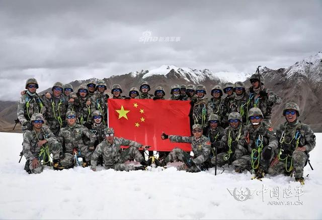 我西藏边防军人嚼冰卧雪守边疆