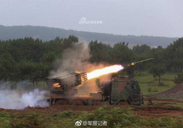 6月15日,第75集团军某红军旅在恶劣天气下首次组织新列装的某型火箭炮