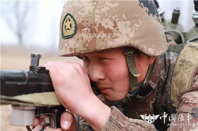 瞬间就燃爆了!陆军防化兵喷火训练场面超火辣