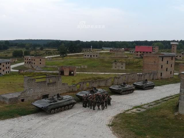 波兰装甲兵演习士兵戴三种头盔