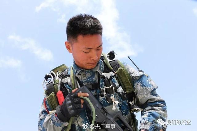 我空降兵雷神突击队武装跳伞