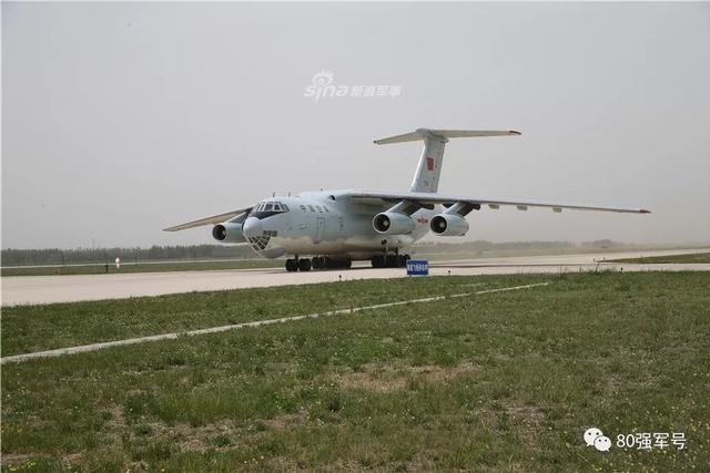 我空军专机首次出动接维和勇士