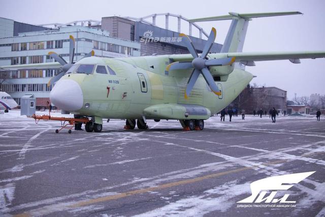 近日,俄罗斯伊留申设计局展示了其第一架伊尔-112v轻型军用运输机的