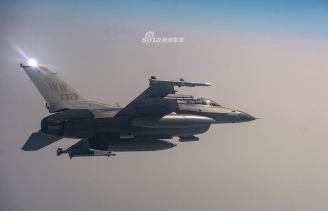 空对空摄影技术高超!驻日美军空军f16战斗机日常演练