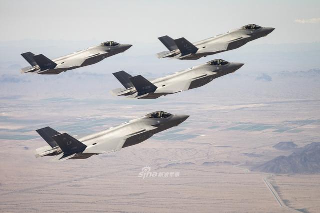 F35战机4机编队飞行发射干扰弹