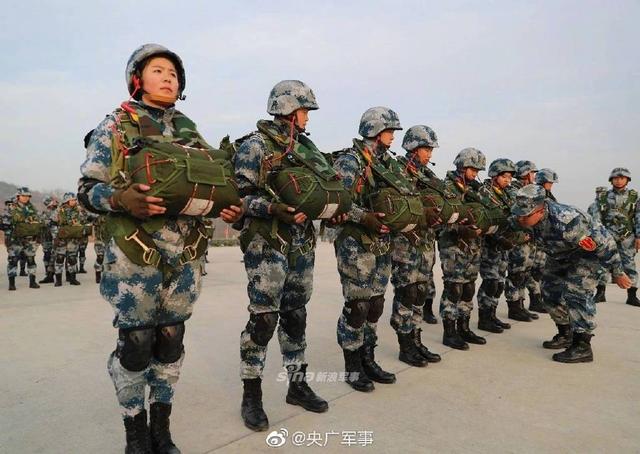 好样的!空降兵新训女兵圆满完成800米高空第一跳