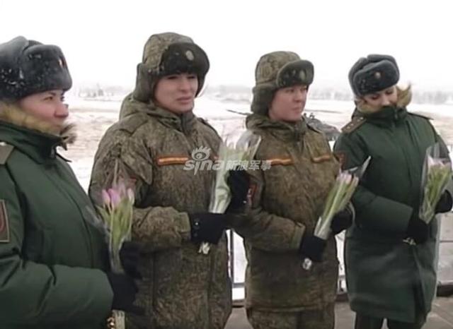 6           收到鲜花的瞬间,俄罗斯女兵是非常的激动.