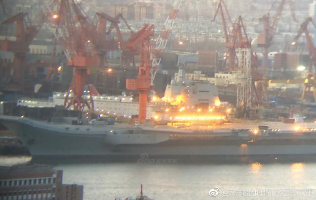我国产航母和辽宁舰晚间同亮灯