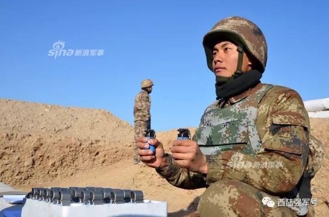82式为无柄式,为卵形无柄,弹径52毫米,全弹长90毫米,全弹质量275克