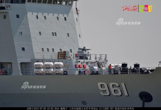 中国海军961舰补给我南沙岛礁