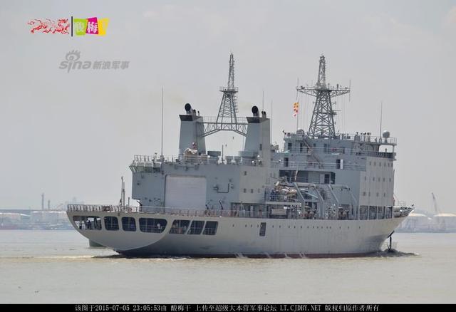 中国海军961舰补给我南沙岛礁
