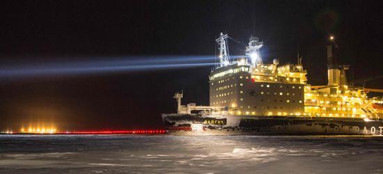 图片:中国未来核动力破冰船将在北极的极夜中行驶。