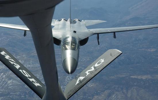 F111外挂副油箱后航程6800公里,可以横跨大西洋,还可以空中加油