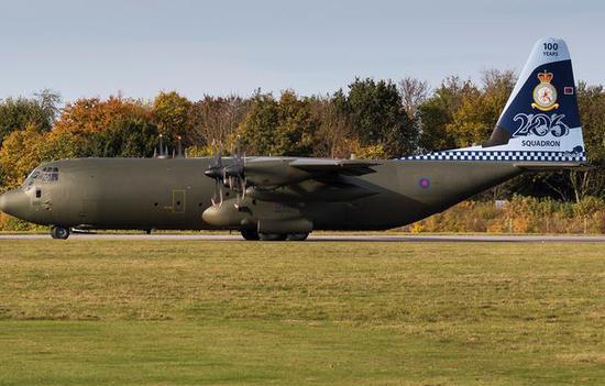 图为英国皇家空军的C-130J运输机,采用百年庆典涂装。