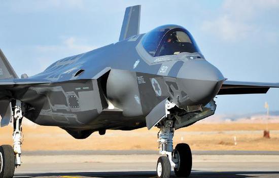图为已经涂上了大卫六芒星的F-35I。以色列空军的F-16将会被F-35I和航程更远的F-15IA替换。