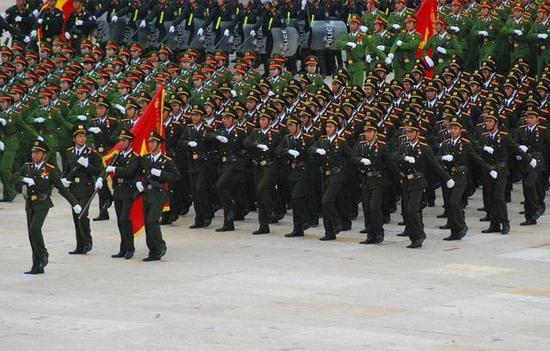 阅兵式上的越南军队