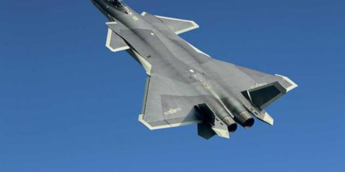 我歼20编队飞行训练 低空飞行绕场一周向学生