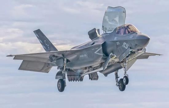 在“美国”号两栖攻击舰上起降的F-35B“闪电II”战斗机(图源:Wikipedia)