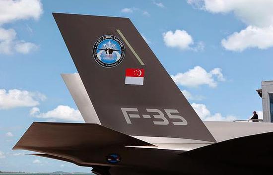 图为在新加坡航展展示,并涂上新加坡国旗的F-35战斗机。