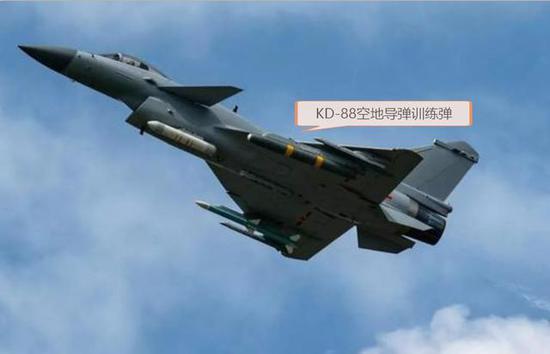 歼10C挂载制导吊舱和KD-88训练弹