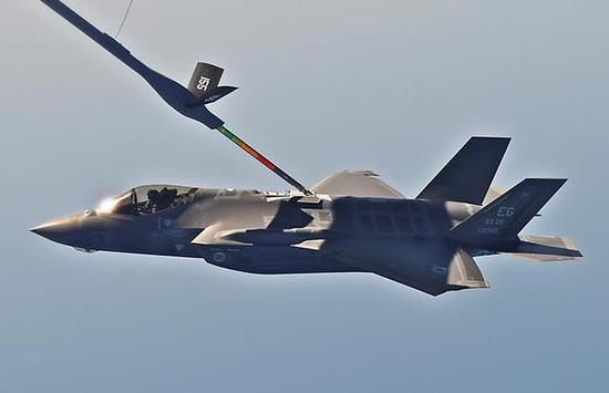 图为使用硬管加油的F-35A战斗机。