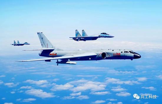 图注:2018年5月11日,中国空军苏-35战机与轰-6k战机编队飞行训练