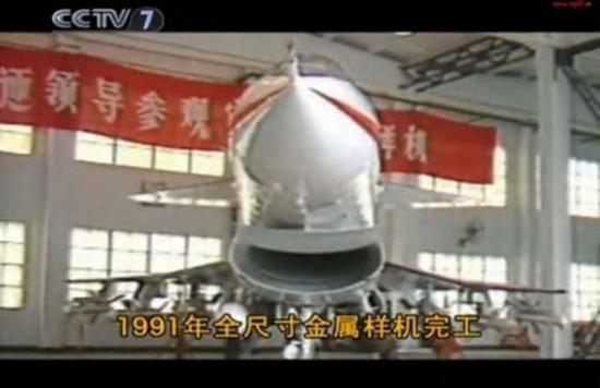 图片:歼10第一代进气道是类似于F-16的腹部皮托管式进气道。