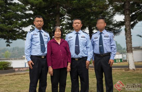 兄弟三人与母亲合影,脸部打码者为张子权 图自云南网