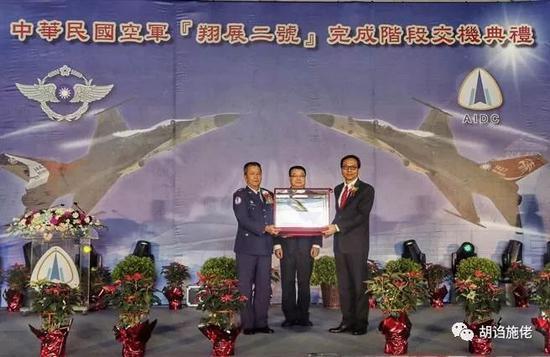 ▲ 这个土不拉几的仪式就是他的新战机改进完成典礼