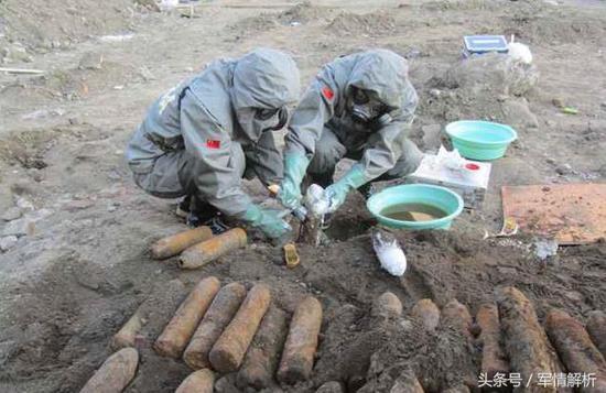 (防化兵正在清理日本遗留的化学武器)