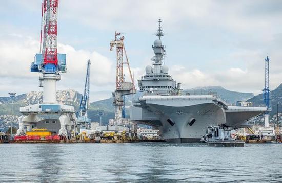 图为正在维修的法国“戴高乐”号航空母舰,该舰一直面临着动力不足的问题。