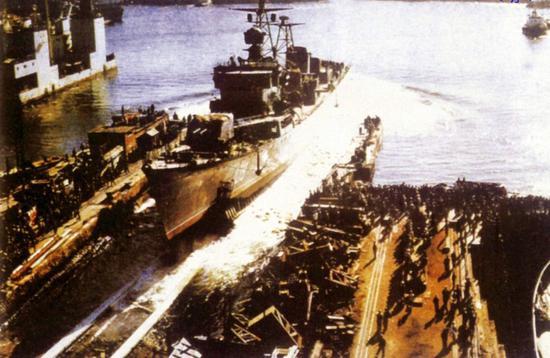作为051定型舰(051D)的首舰,108舰在1978年10月16日下水,正处在变革的前夜