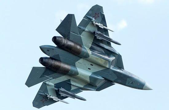 许多情况下,苏-57仍然外挂武器,外界推测它的弹舱存在技术问题