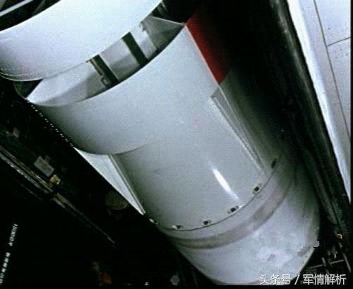 (中国第一颗氢弹放置在轰6甲弹舱中)