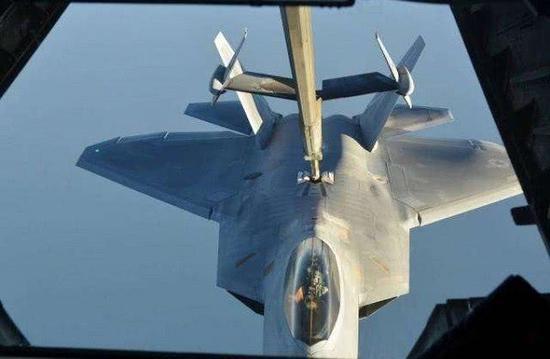 F-22空袭叙利亚中途进行空中加油