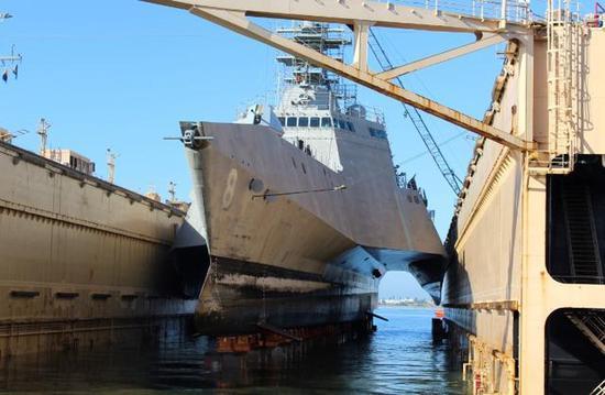 图为在船坞内接受维护的LCS-8“蒙哥马利”号濒海战斗舰。
