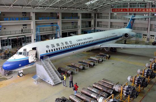 图为地面展示的麦道82型客机。ARJ21和它的相似并不是巧合。