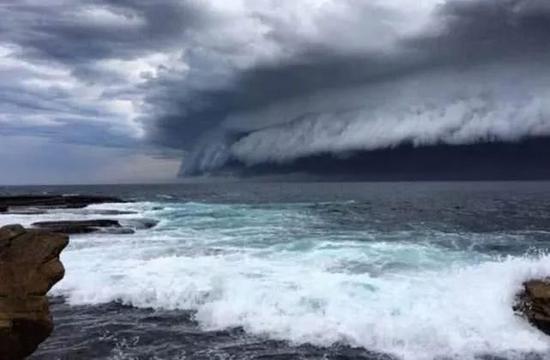 强大的海岸核爆炸可引发吞噬一切的海啸