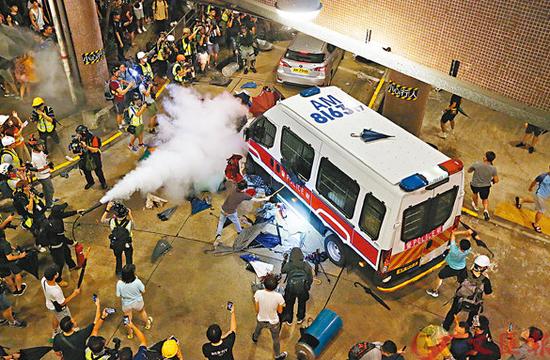暴徒在黄大仙港铁站围攻警车(来源:文汇报)