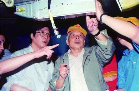 图片:宋文骢和杨伟在歼-10研制现场