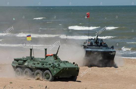 图为参加2015“里海赛马”的05式两栖步兵战车和BTR-80。