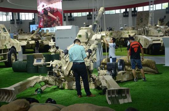图片:中国新型AH-4轻量化155毫米榴弹炮。